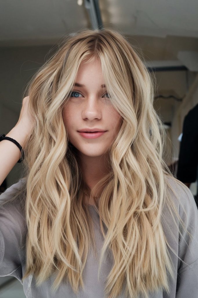 Effortlessly Wavy Blonde with Dimensional Highlights