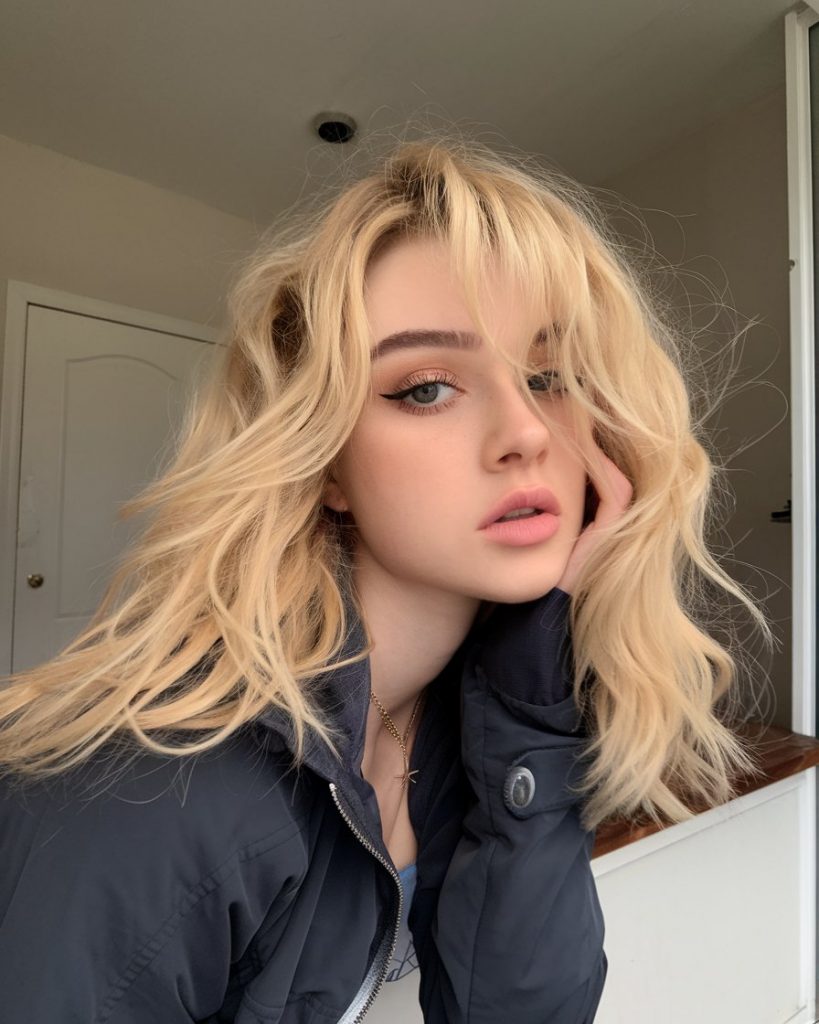 Modern Blonde Lob with Subtle Balayage