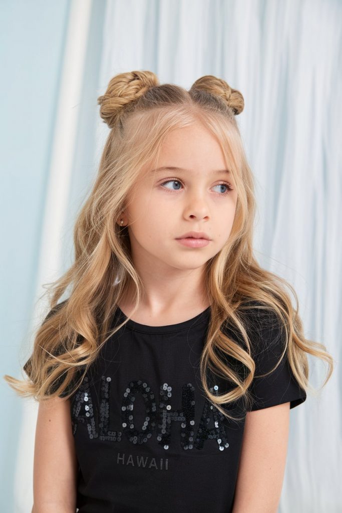 Twisted Top Knots with Loose Waves