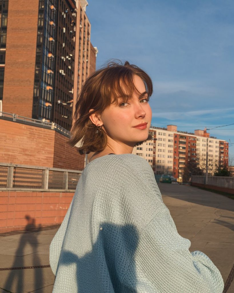 Sunkissed Bob with Face-Framing Highlights